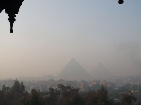 Piramisok a hotel erkélyéről