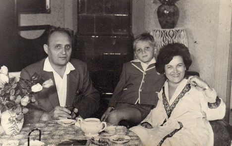 Nyiri Erzsi,férjével,fiával