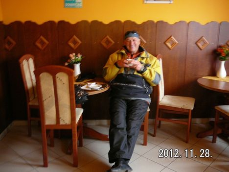 Évike a másik Kedves pultos a Marcipán cukiban  fotózott. Nov.28-án.