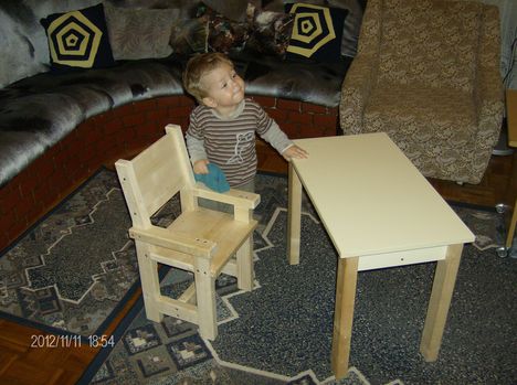 Gyerek szék asztallal.