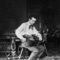 Bartók Béla tekerőn játszik budapesti otthonában (1908, MTA Zenetudományi Intézet Bartók Archívum fotótárából)