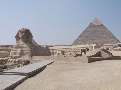 Szfinx Khephrén piramisa előtt