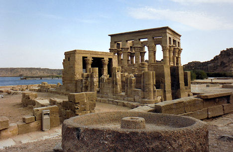 Philae, Ízisz templom előtti kioszk