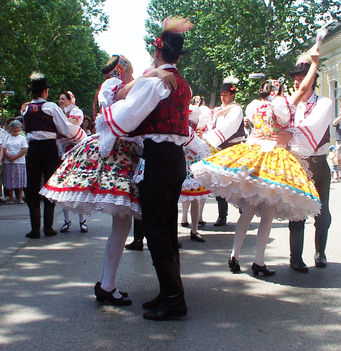 Voivodina_Hungarians_national_costume_and_dance_6