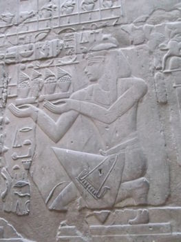 III. Amenhotep áldozatot mutat be