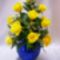 Sárga rózsák kék vázában