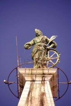 Szt.Eufémia szobra a torony tetején