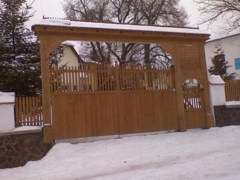 A nagygalambfalvi általános iskola főbejárati kapuja