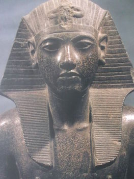 Tutanhamon gránitszobra