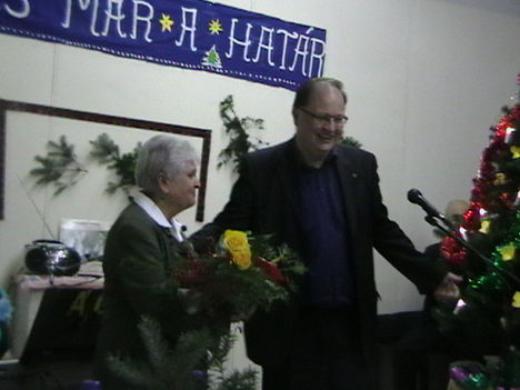 László Máriának a polgármester megköszöni a munkáját 2012