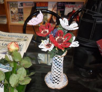 kiállításon   2012 horgolt vázában,gyöngyvirág csokor