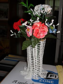 kiállításon   2012 horgolt vázában,horgolt virágom.