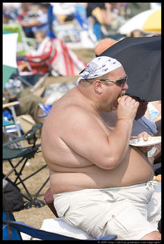 Kövér ember a strandon
