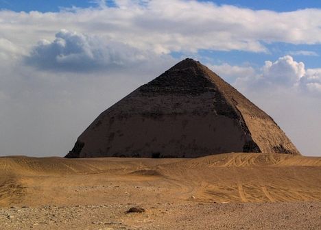 Dahsur, Sznofru Tört piramisa