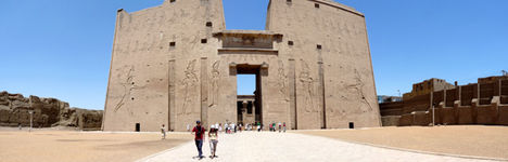 Edfu, a Hórusz templom bejárata