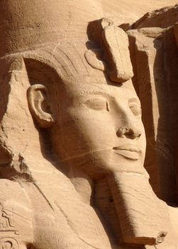 II: Ramszesz Abu Simbel homlokzatán