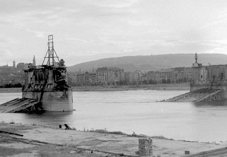 Lerobolt Margit híd 1945.