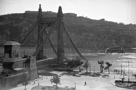 Lerombolt Erzsébet híd 1945.