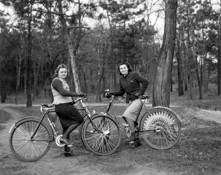 Bicikli szoknyavédővel 1940