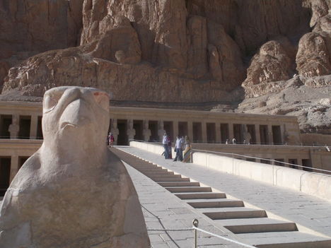 Hórusz, Hatsepszut Temlomának bejáratánál