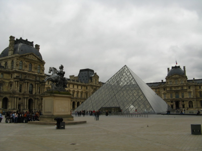 Párizs-Louvre-uvegpiramis