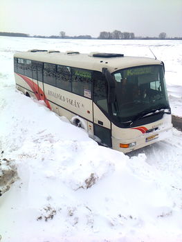 23 órán át a hó foglya volt egy autóbuszunk Iván és Újkér között (Kisalföld Volán - 2013. február 13-án 20 óra körül)