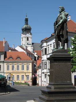 Bécsikapu tér Kisfaludy  Károly szobrával.Háttérben a Bazilika