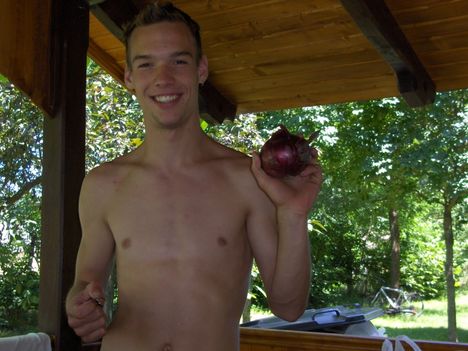 Manó, a lilahagyma, és a konzervnyitó esete