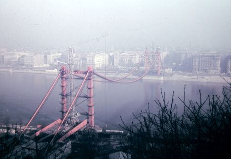 Az épülő Erzsébet híd, 1960-as évek
