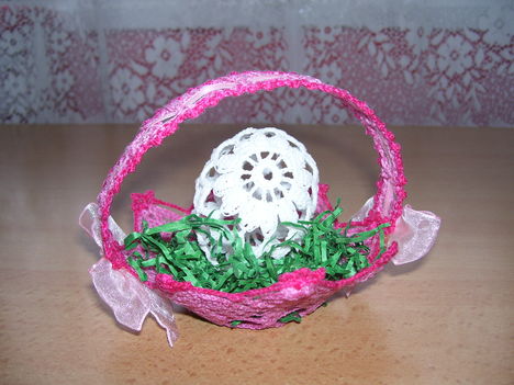 Rózsaszín kosárka tojással