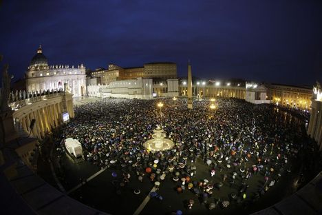 A konklávé második napján választottak pápát - ezrek ünnepeltek a Szent Péter téren