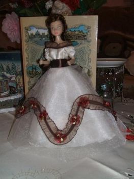 Sissi Királyné ruhájának másolata Barbie babákon