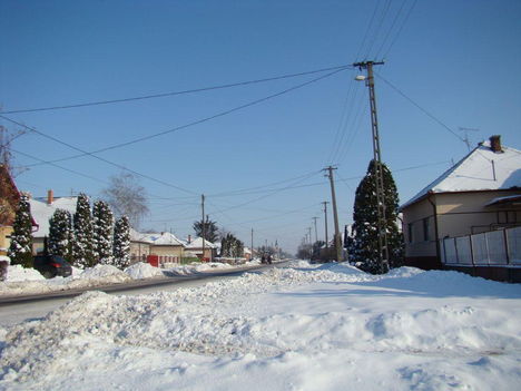 Dombegyház , a havas Kossuth utca