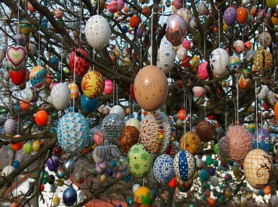 csináld utánuk!  több, mint 10 000 festett tojással díszítik a fákat....van még időd addig megcsinálni *** ! 3