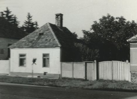 Szülői ház (1980-ban)