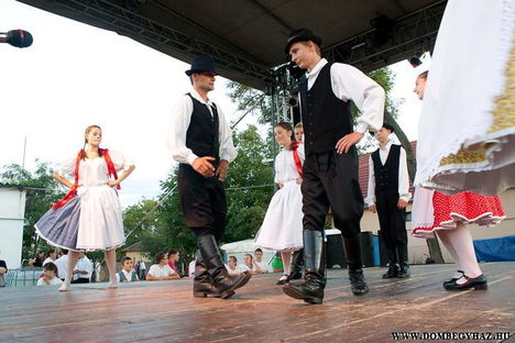Dombegyházi Néptánccsoport !
