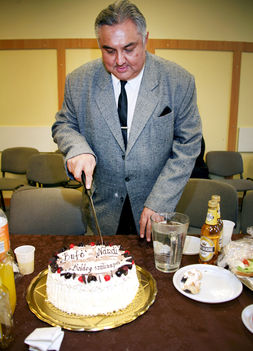 Farkas Nándor a 100 Tagú Cigányzenekar Fötitkára/Managere a születésnapi torta szeletelése közben :)