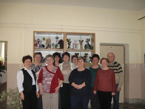 A nyugdíjas klub tagjai, akik a számítógép kezelését tanulják, 2011. márc.