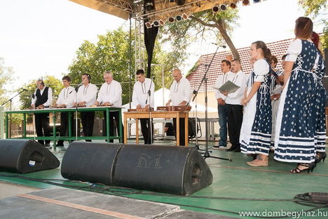 A dombegyházi Héthalom Citerazenekar És Népdalkör képei!