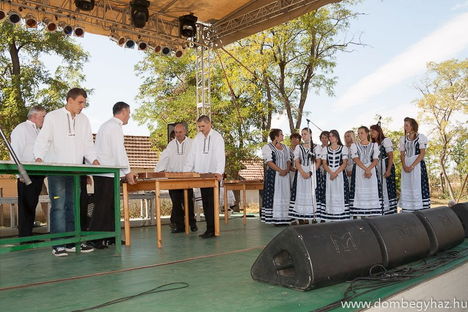 A dombegyházi Héthalom Citerazenekar És Népdalkör képei!