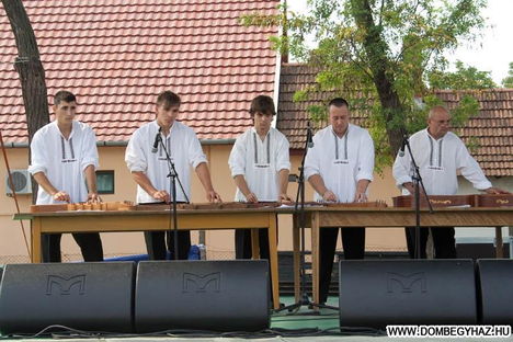 A dombegyházi Héthalom Citerazenekar És Népdalkör képei!