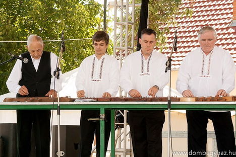 A dombegyházi Héthalom Citerazenekar És Népdalkör képei!