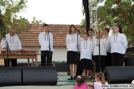 A dombegyházi Héthalom Citerazenekar És Népdalkör képei!