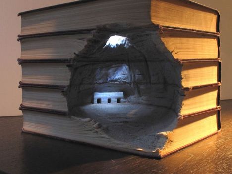 Guy Laramee, Quebecben élő kanadai művész, elképesztő térhatású látképeket farag ki egymásra rakott könyvekvől. A könyvkupaccal úgy bániik, mintha egy márványtömb lenne. 3