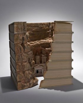 Guy Laramee, Quebecben élő kanadai művész, elképesztő térhatású látképeket farag ki egymásra rakott könyvekvől. A könyvkupaccal úgy bániik, mintha egy márványtömb lenne. 4