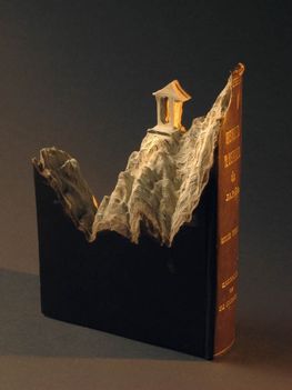 Guy Laramee, Quebecben élő kanadai művész, elképesztő térhatású látképeket farag ki egymásra rakott könyvekvől. A könyvkupaccal úgy bániik, mintha egy márványtömb lenne. 5