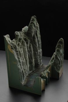 Guy Laramee, Quebecben élő kanadai művész, elképesztő térhatású látképeket farag ki egymásra rakott könyvekvől. A könyvkupaccal úgy bániik, mintha egy márványtömb lenne. 6