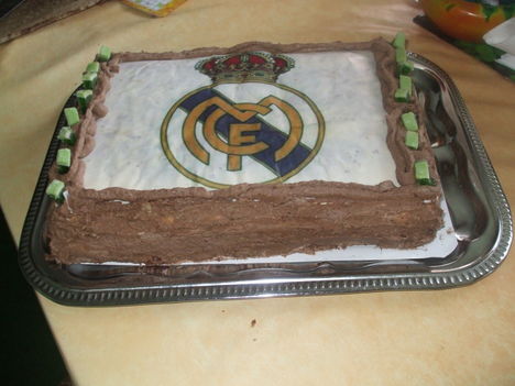Kókusz izű torta Reál-Madrid logóval