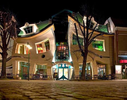Krzywy Domek (Crooked House) in Sopot, Poland, "Táncoló" ház...