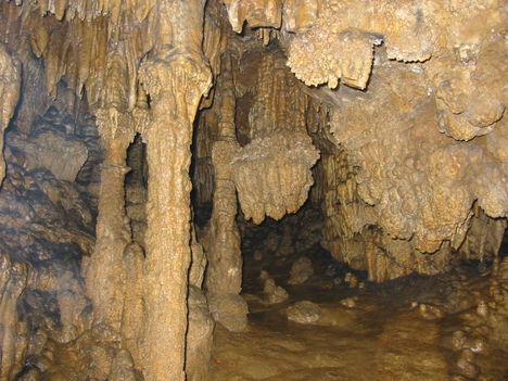 Hargita megye természetvédelmi területei -             Súgó barlang